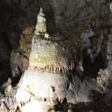 ..."sfidando" le stalagmiti "sguainate" dal suolo